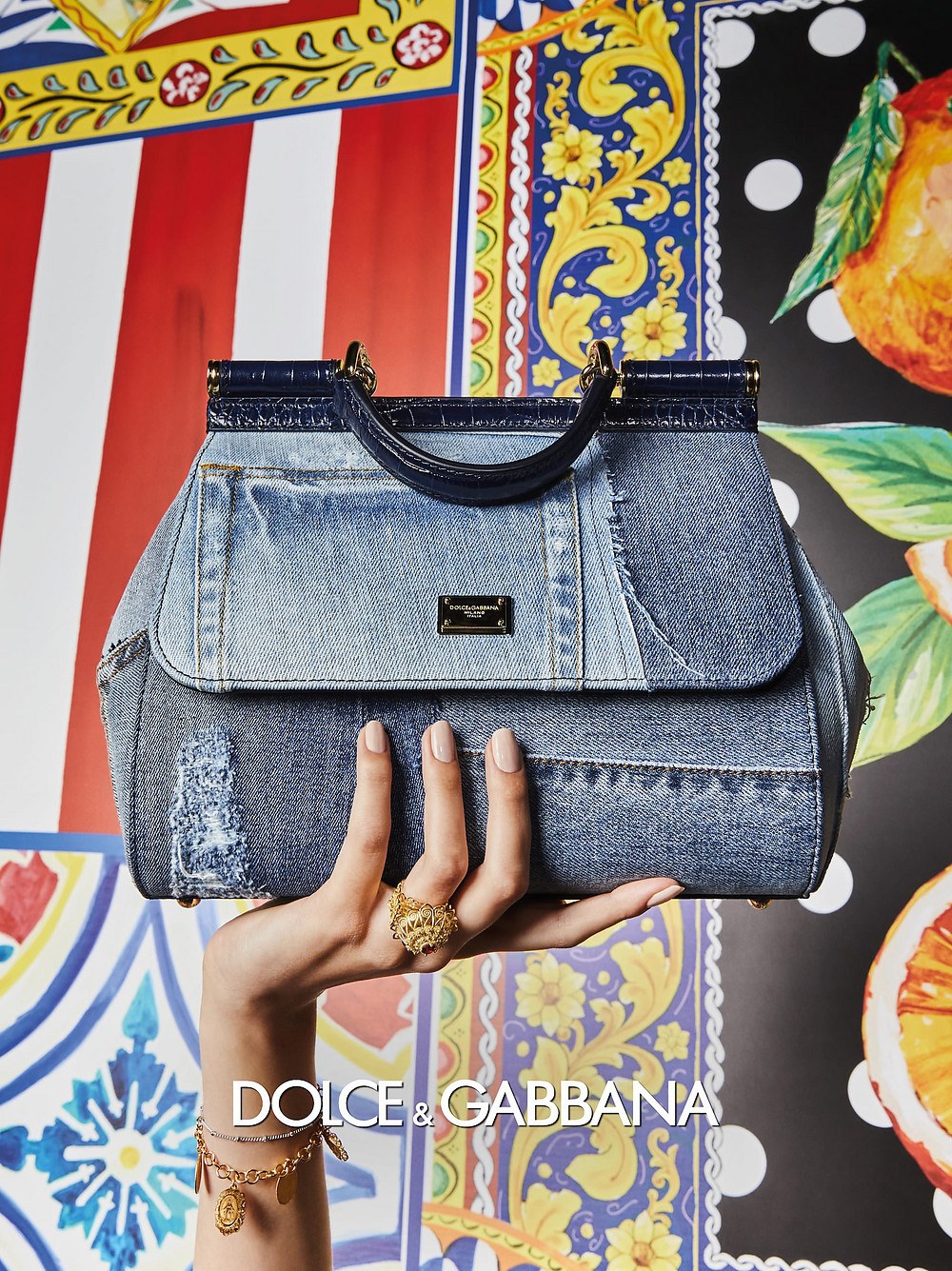Jeans y color, así son las mujeres Dolce & Gabbana y sus bolsos la próxima  primavera. 