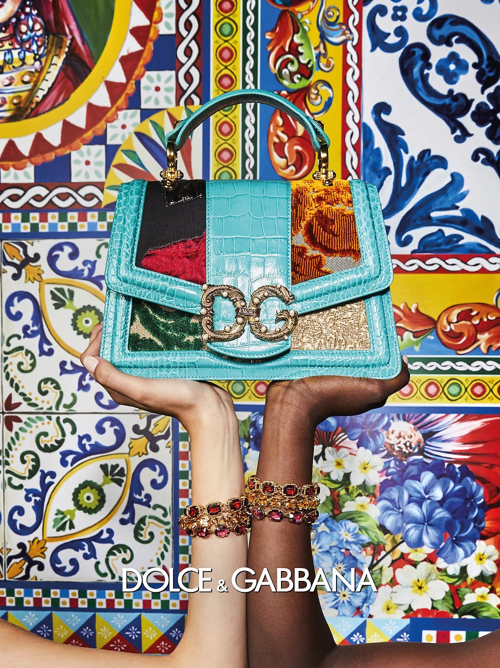 imagen 9 de Jeans y color, así son las mujeres Dolce & Gabbana y sus bolsos la próxima primavera.