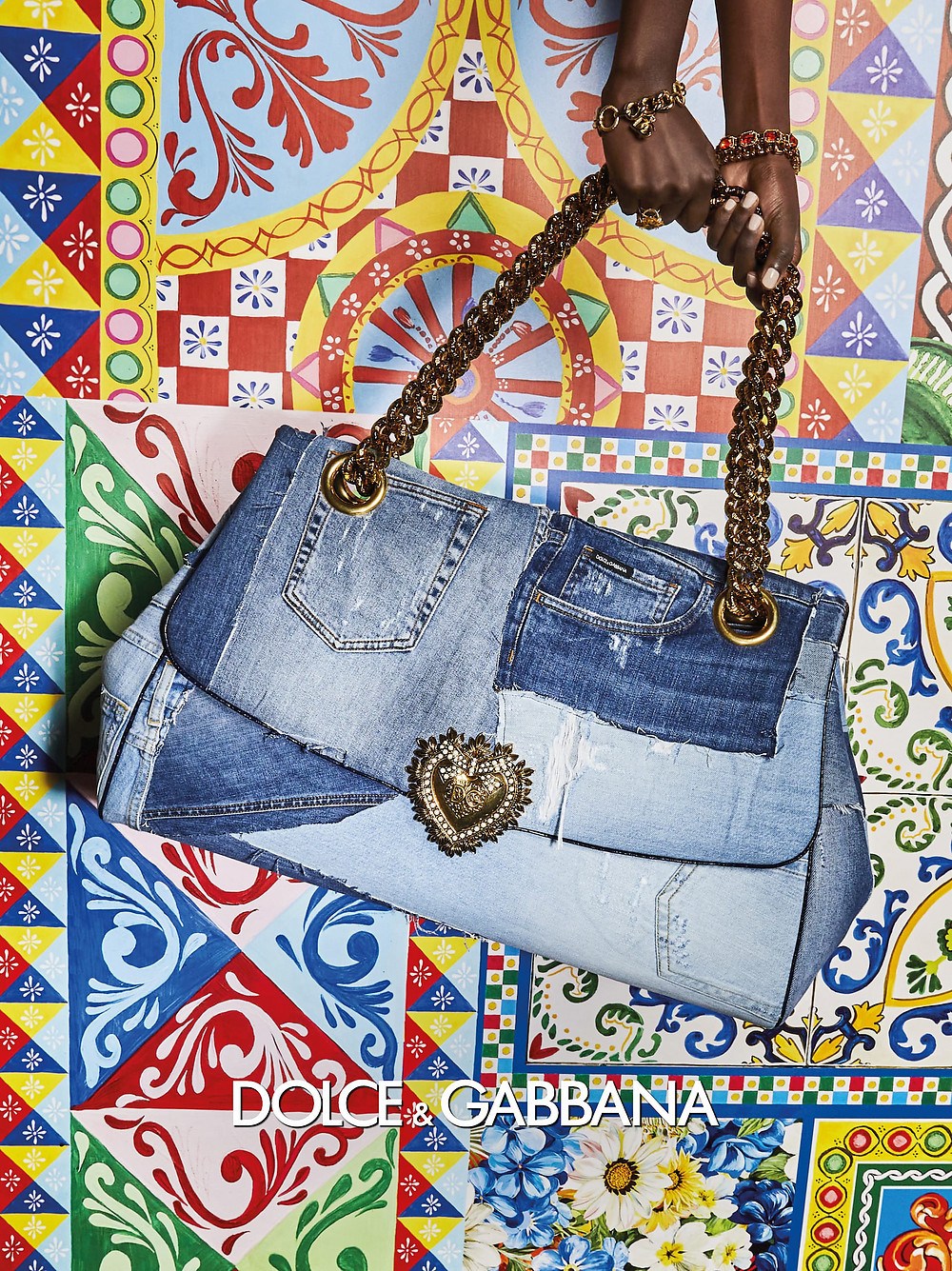 imagen 8 de Jeans y color, así son las mujeres Dolce & Gabbana y sus bolsos la próxima primavera.