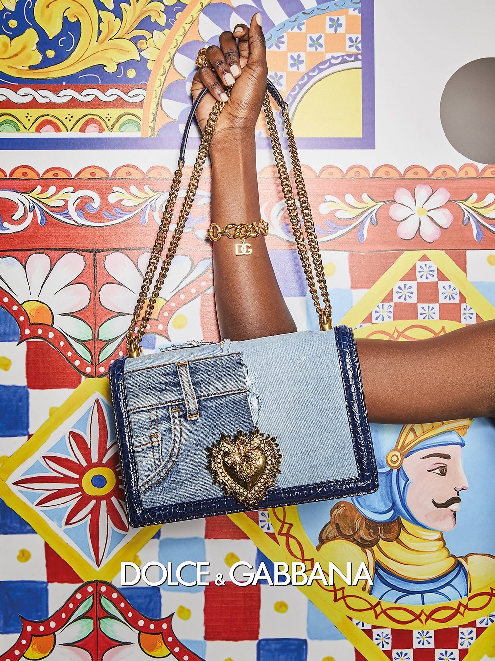 imagen 10 de Jeans y color, así son las mujeres Dolce & Gabbana y sus bolsos la próxima primavera.