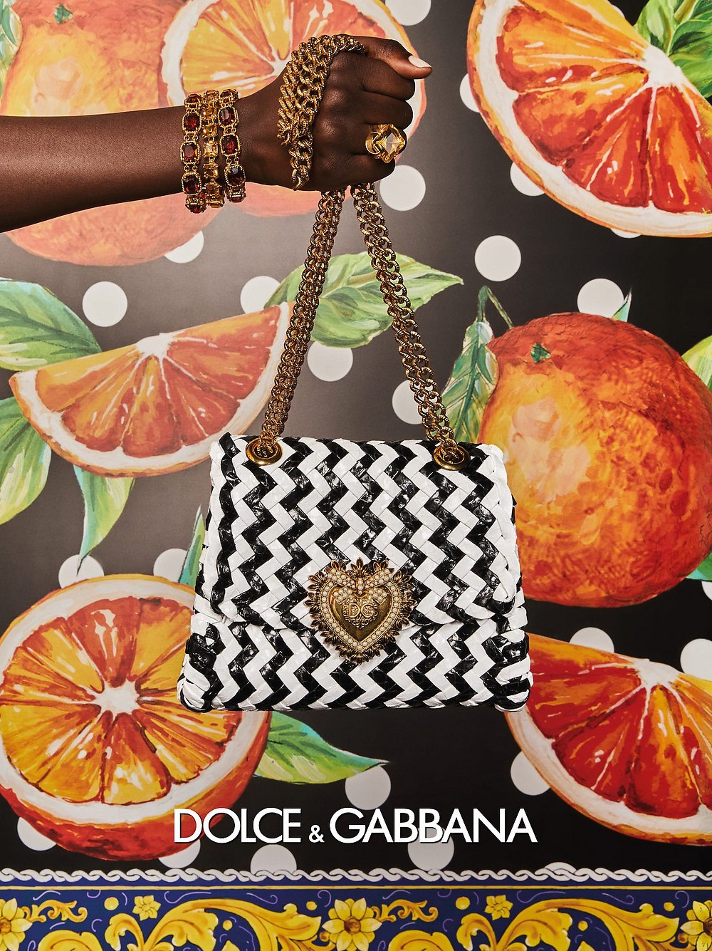 imagen 5 de Jeans y color, así son las mujeres Dolce & Gabbana y sus bolsos la próxima primavera.