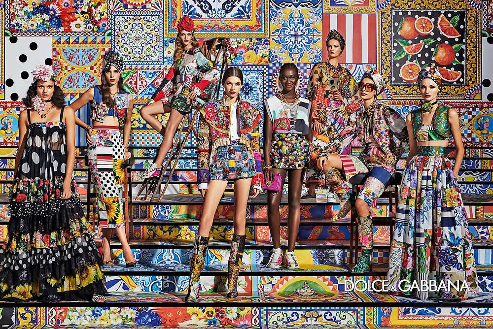imagen 3 de Jeans y color, así son las mujeres Dolce & Gabbana y sus bolsos la próxima primavera.