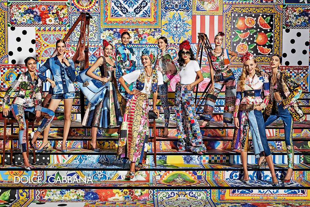 imagen 1 de Jeans y color, así son las mujeres Dolce & Gabbana y sus bolsos la próxima primavera.