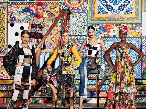 Jeans y color, así son las mujeres Dolce & Gabbana y sus bolsos la próxima primavera.