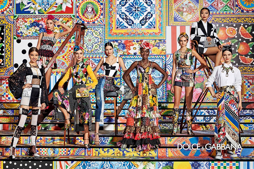 imagen 4 de Jeans y color, así son las mujeres Dolce & Gabbana y sus bolsos la próxima primavera.