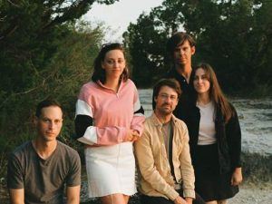 La banda tejana Sun June comparte una canción suave, cálida y soleada.