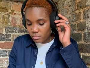 La británica Arlo Parks comparte un vídeo dirigido por Brock Neal-Roberts.