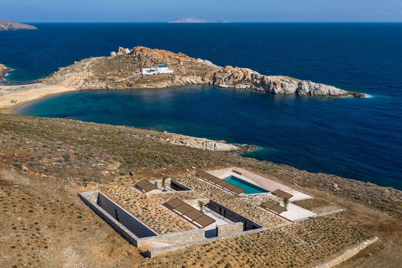 imagen 1 de Ncaved House, una casa de diseño y lujo semienterrada en una colina griega.