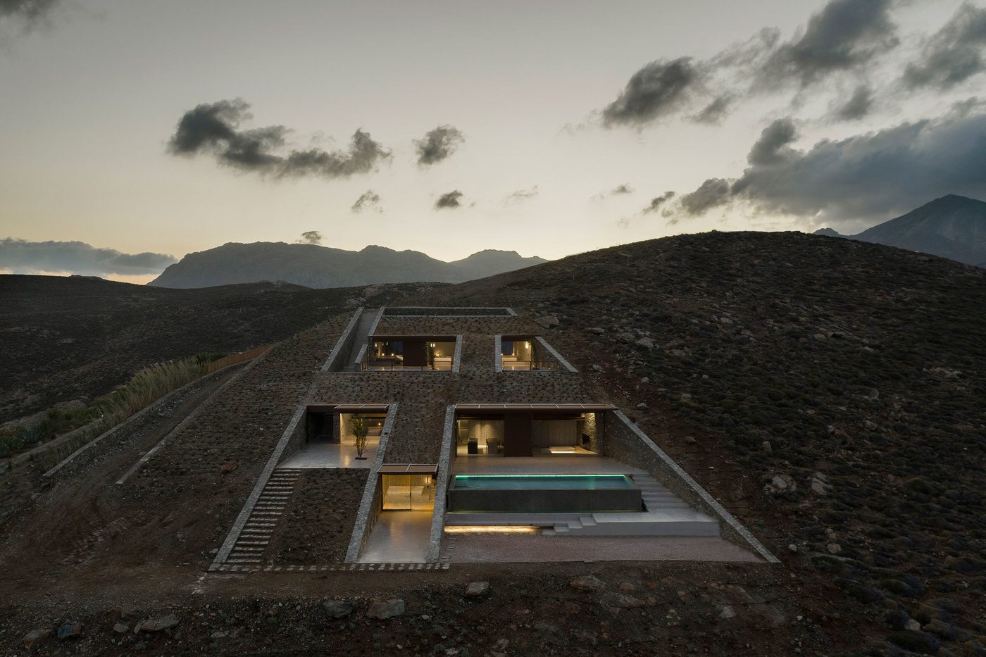 imagen 7 de Ncaved House, una casa de diseño y lujo semienterrada en una colina griega.