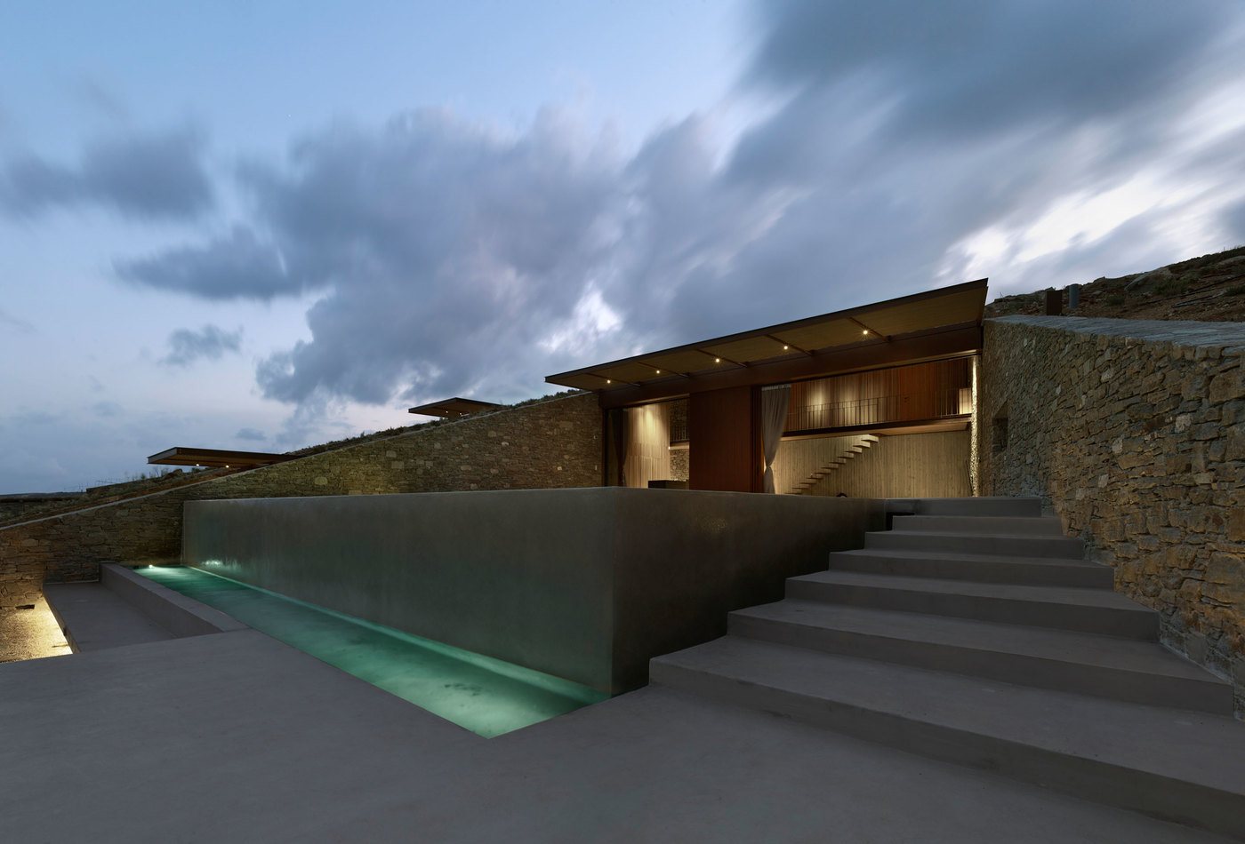 imagen 9 de Ncaved House, una casa de diseño y lujo semienterrada en una colina griega.