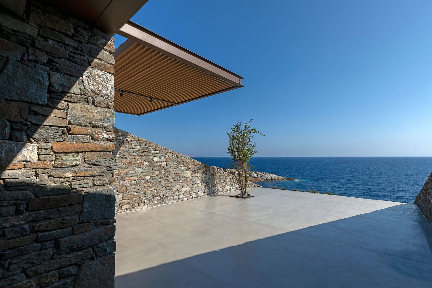 imagen 14 de Ncaved House, una casa de diseño y lujo semienterrada en una colina griega.