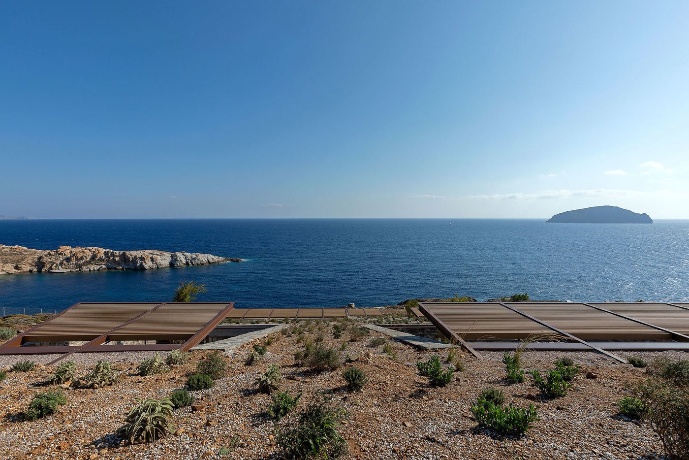 imagen 5 de Ncaved House, una casa de diseño y lujo semienterrada en una colina griega.