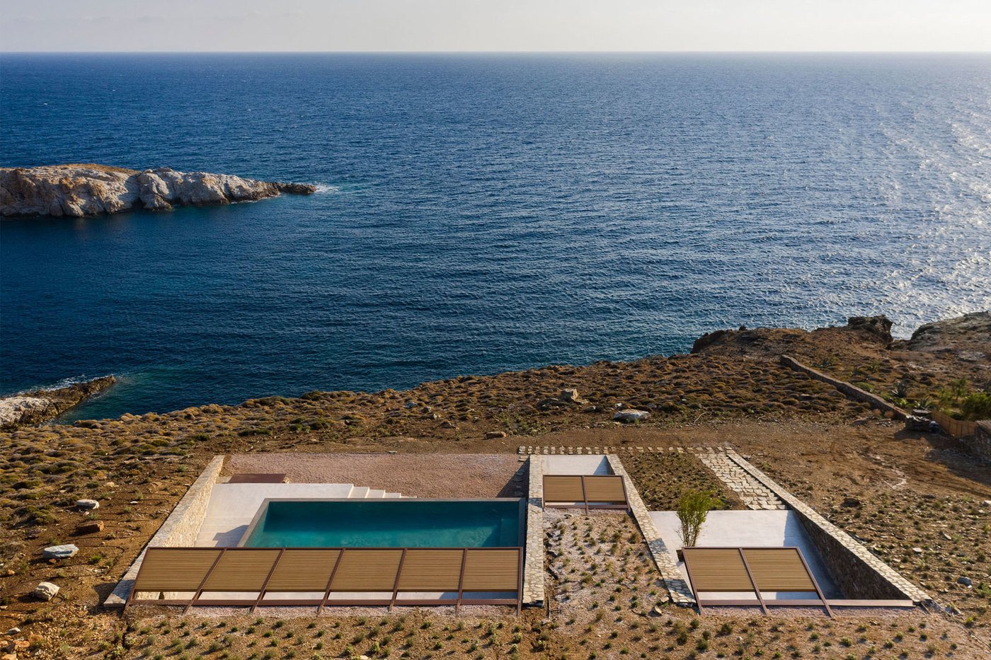 imagen 11 de Ncaved House, una casa de diseño y lujo semienterrada en una colina griega.
