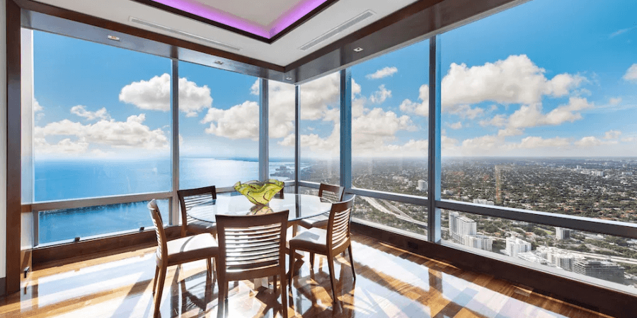 Nos colamos en el ático de Four Seasons Private Residences que se subasta en Miami.