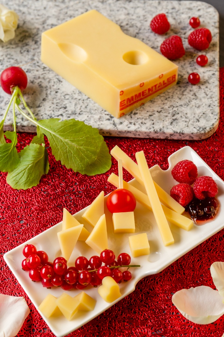 imagen 2 de Amor y queso. Queso suizo.
