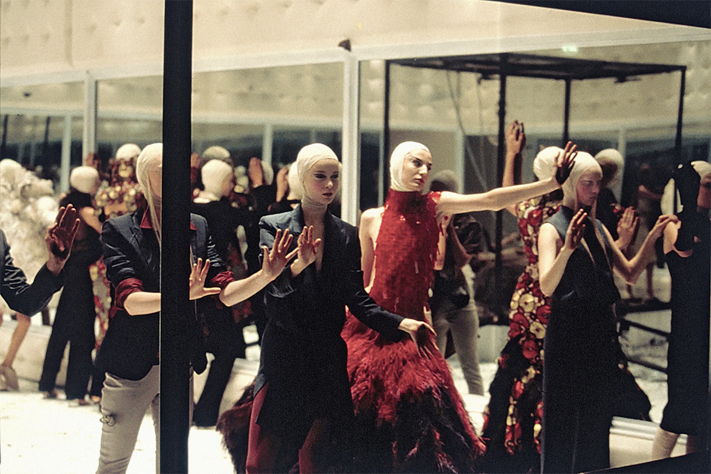 imagen 4 de Brand Approved: la apuesta de Vestiaire Collective por la moda circular se presenta con Alexander McQueen.