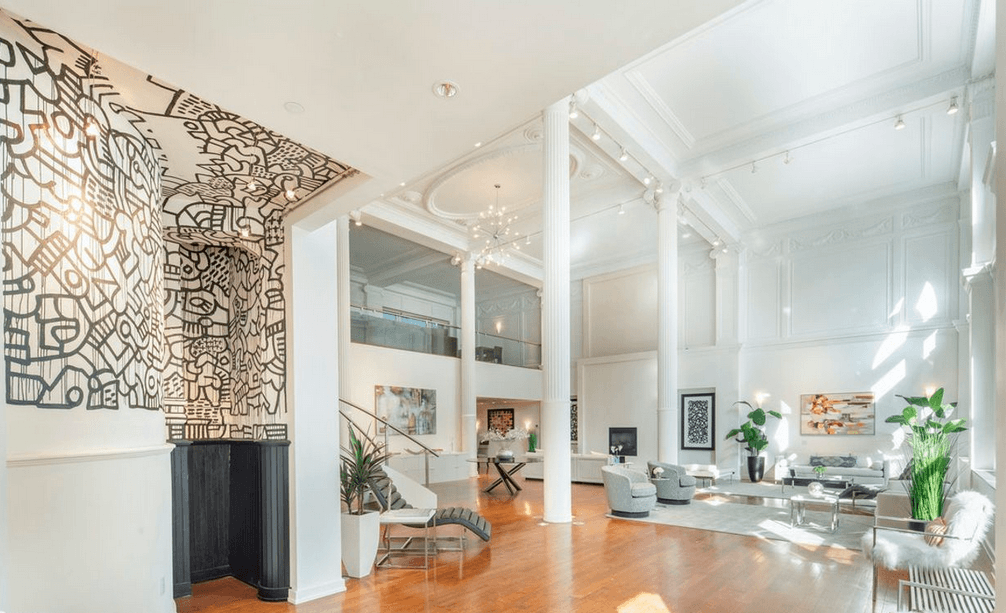imagen 1 de ¿Imaginas vivir en un apartamento neoyorquino con un mural de Keith Haring en el salón?