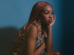 La recien llegada cantante de pop alternativo Cariss Auburn estrena nuevo single.