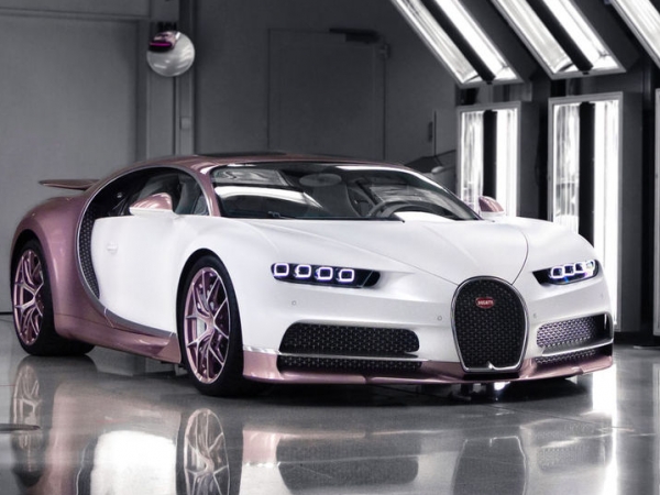 Alicia en el País de las Maravillas conduce un Bugatti Chiron Sport… rosé (como el champagne).