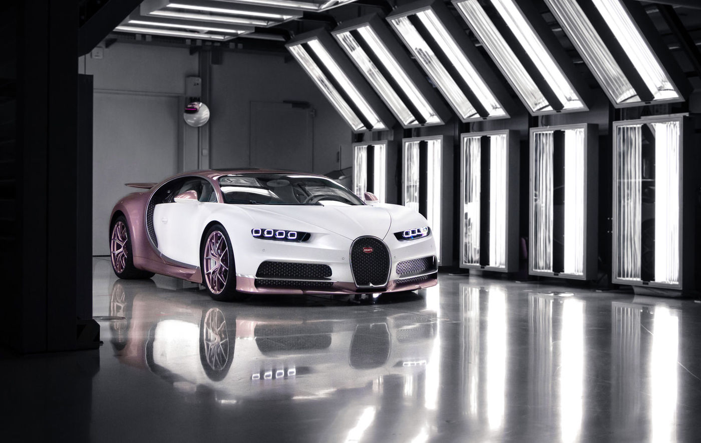 imagen 1 de Alicia en el País de las Maravillas conduce un Bugatti Chiron Sport… rosé (como el champagne).