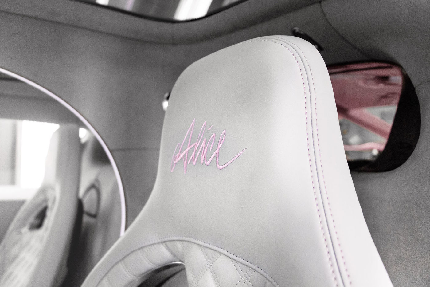imagen 6 de Alicia en el País de las Maravillas conduce un Bugatti Chiron Sport… rosé (como el champagne).