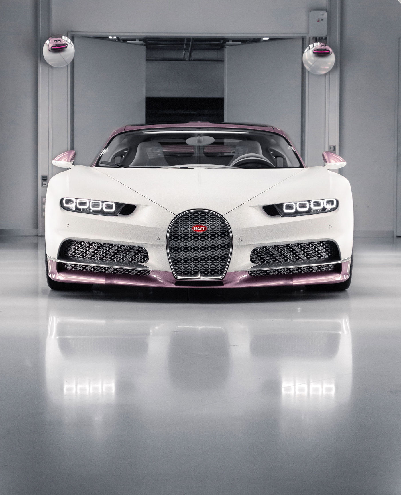 imagen 2 de Alicia en el País de las Maravillas conduce un Bugatti Chiron Sport… rosé (como el champagne).