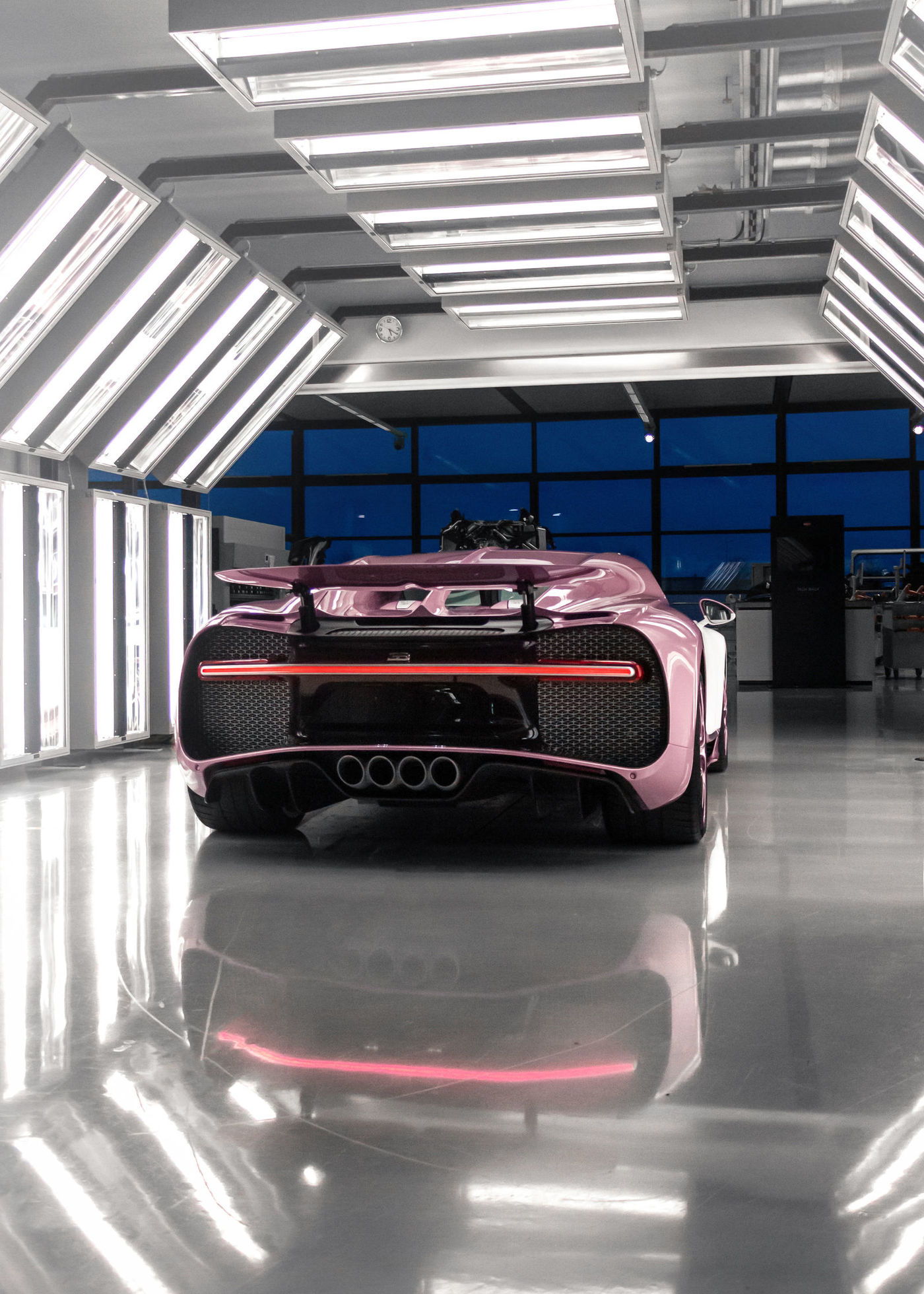 imagen 3 de Alicia en el País de las Maravillas conduce un Bugatti Chiron Sport… rosé (como el champagne).
