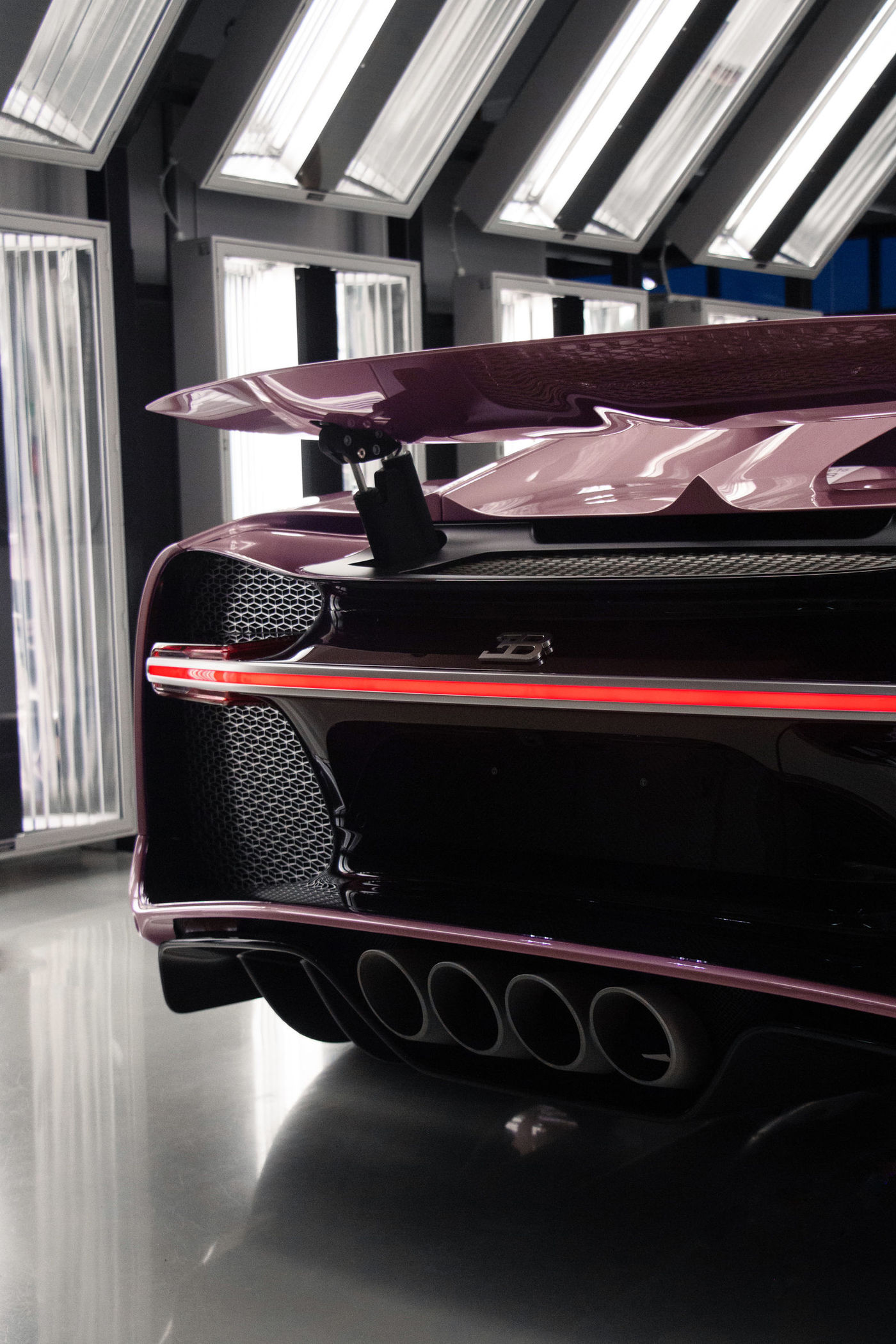 imagen 10 de Alicia en el País de las Maravillas conduce un Bugatti Chiron Sport… rosé (como el champagne).