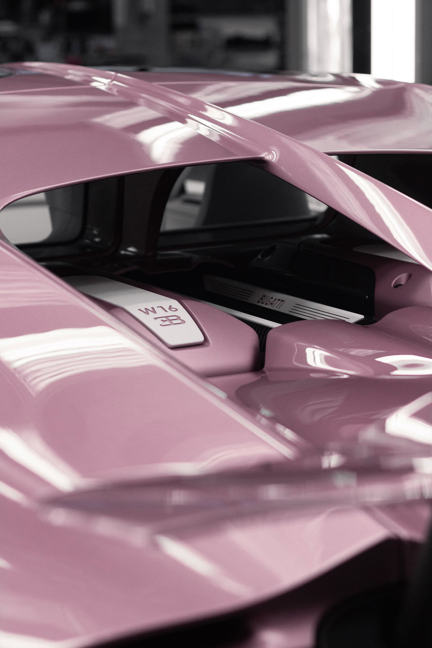 imagen 11 de Alicia en el País de las Maravillas conduce un Bugatti Chiron Sport… rosé (como el champagne).