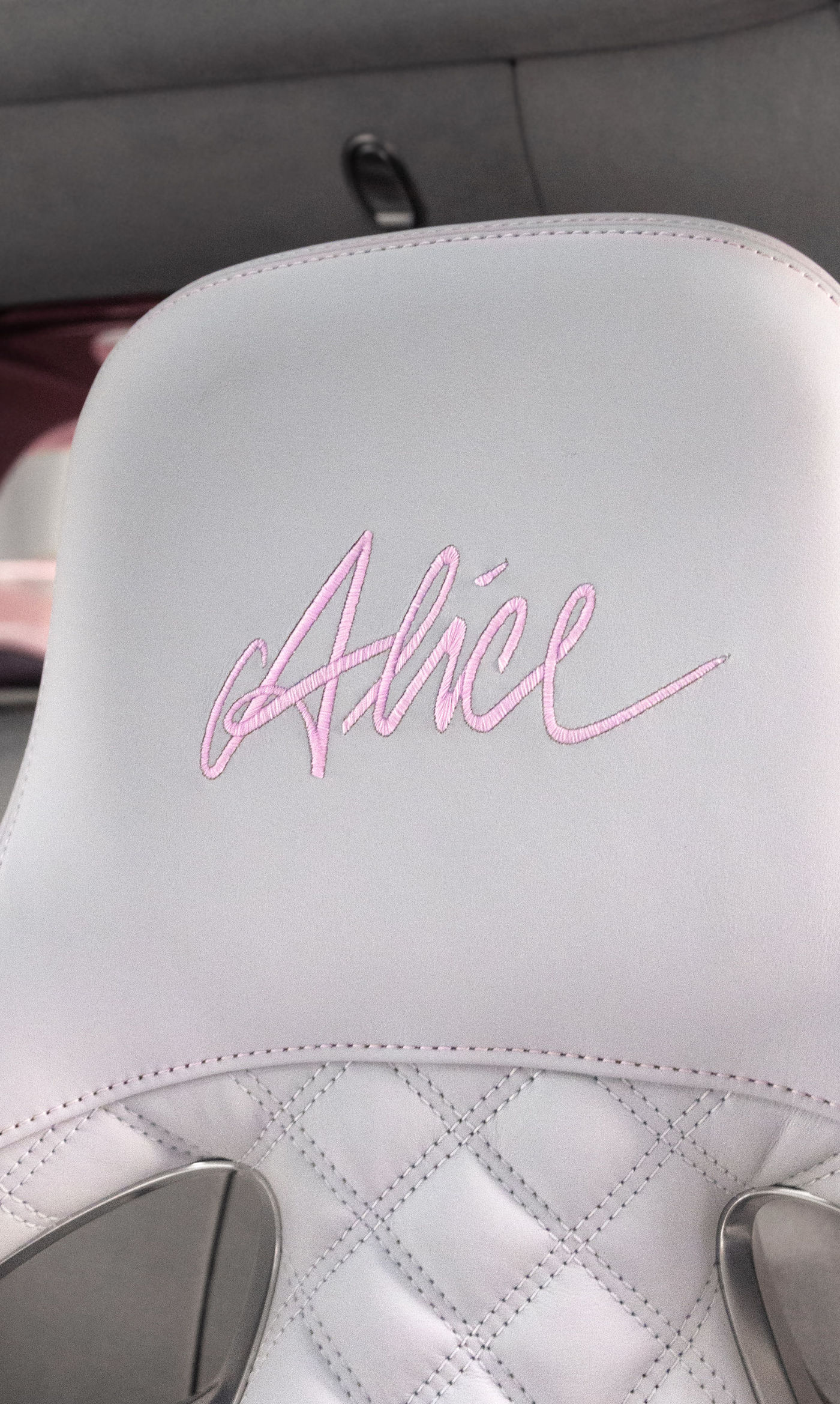 imagen 8 de Alicia en el País de las Maravillas conduce un Bugatti Chiron Sport… rosé (como el champagne).