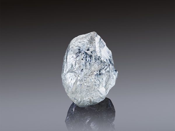 Alrosa celebra su subasta número 100 de diamantes grandes poniendo en venta uno de 242 quilates.