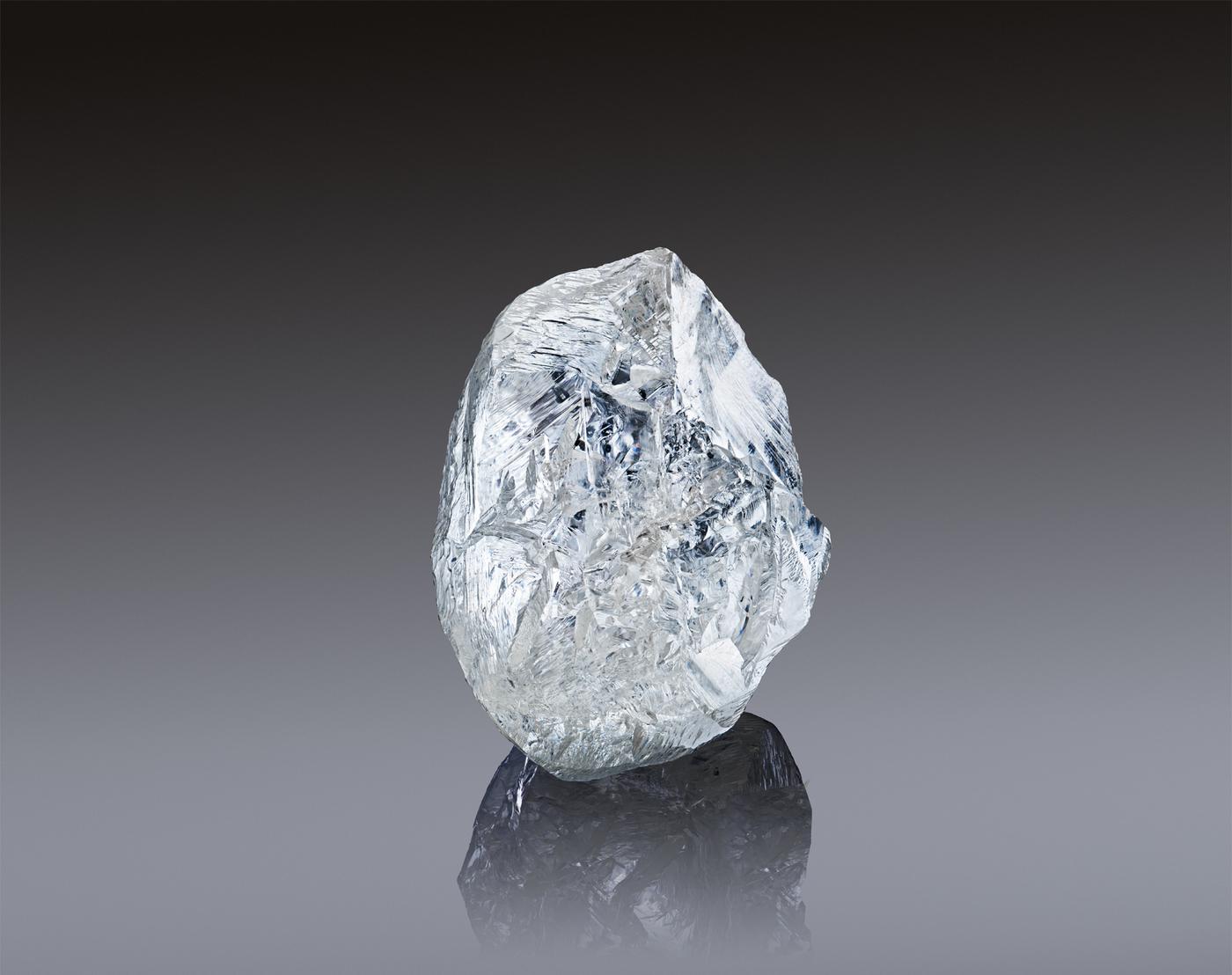 imagen 1 de Alrosa celebra su subasta número 100 de diamantes grandes poniendo en venta uno de 242 quilates.