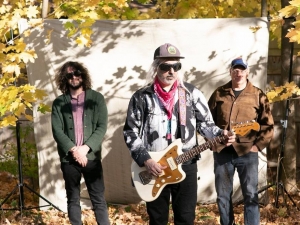 Dinosaur Jr. regresan con un nuevo álbum disponible el próximo 23 de abril.