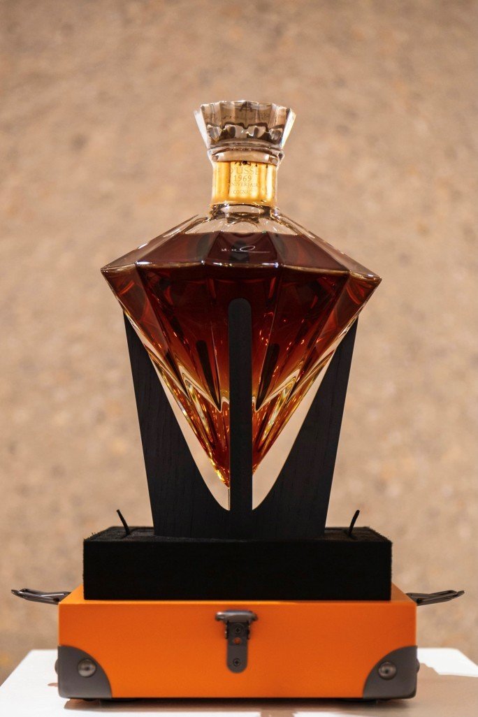 imagen 2 de D’USSÉ Grande Champagne Cognac Anniversaire 1969. Una edición limitada, exclusiva y lujosa a subasta.