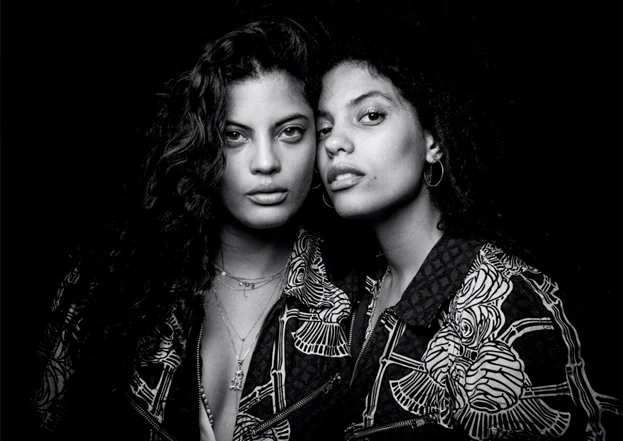 imagen 1 de Ibeyi detiene el tiempo en un intenso nuevo tema escrito para una película.