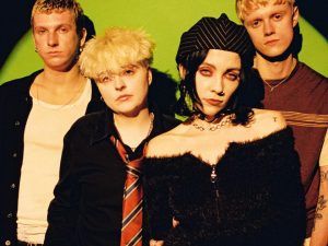 La banda de Manchester Pale Waves presenta un nuevo y explosivo vídeo.
