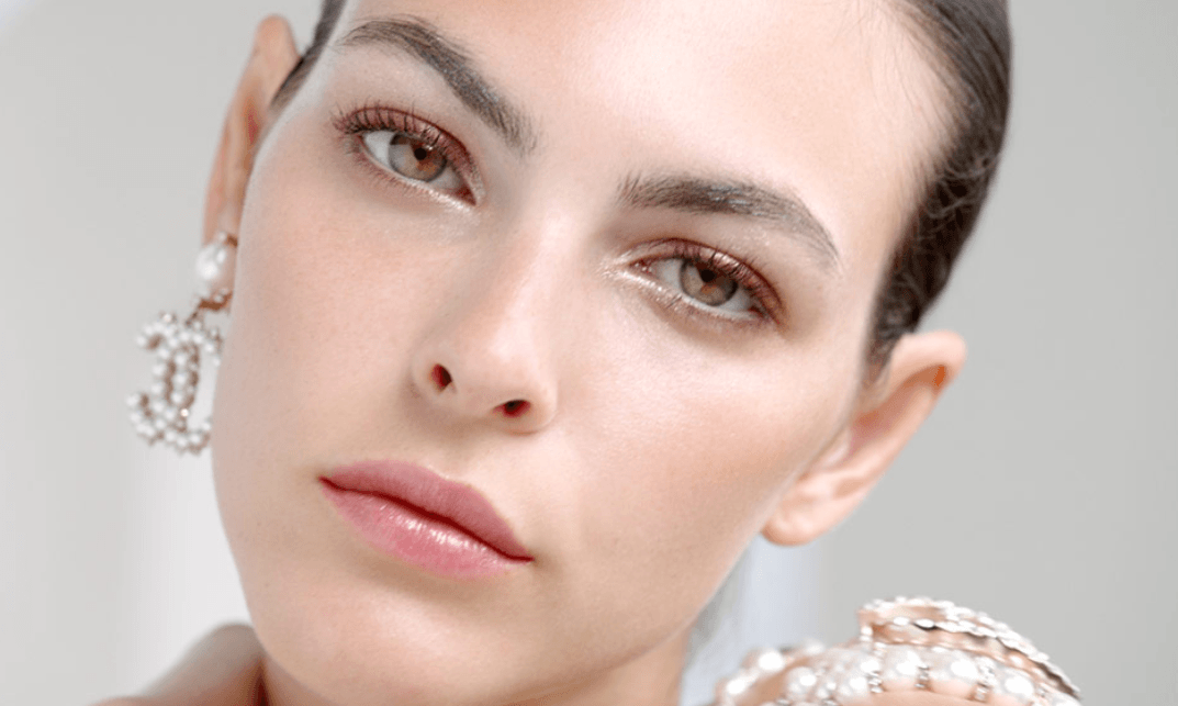 imagen 1 de Vittoria Ceretti ilumina su rostro con las perlas de Chanel.