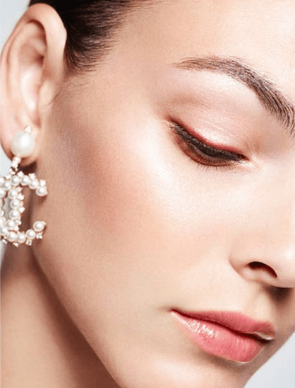 imagen 2 de Vittoria Ceretti ilumina su rostro con las perlas de Chanel.
