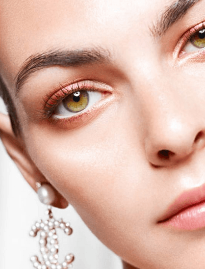 imagen 3 de Vittoria Ceretti ilumina su rostro con las perlas de Chanel.