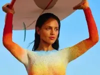 Eiza González On the Beach solo con dos gotas de Louis Vuitton.