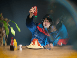 Gruff Rhys canta sobre el paso del tiempo, el ser humano y la geología.