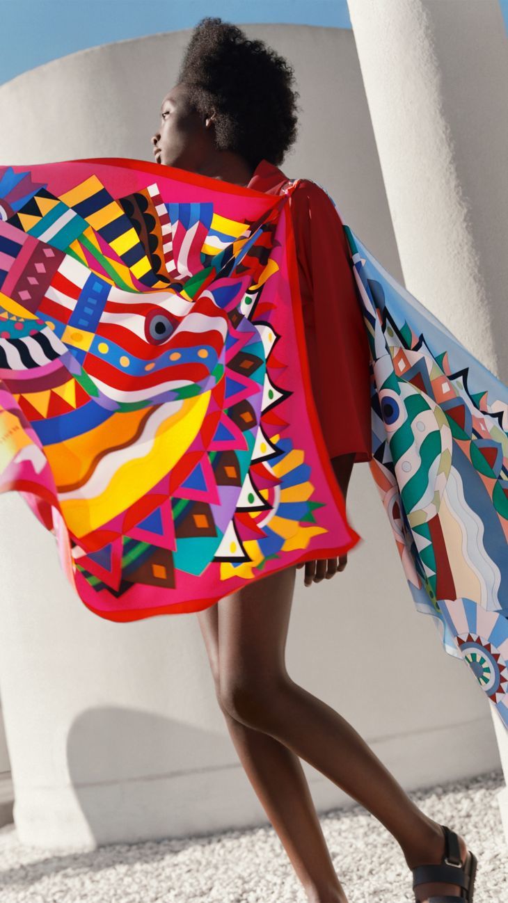 imagen 1 de Hermès y su mundo de pañuelos, seda y color.