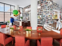 La isla Roosevelt, entre Manhattan y Queens, estrena este verano un hotel con biblioteca propia.