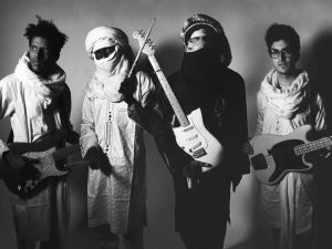 Mdou Moctar recarga de electricidad su guitarra para denunciar la situación del continente africano.