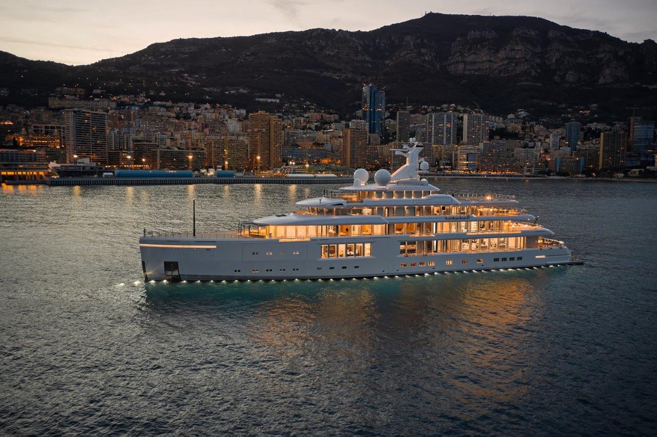 imagen 1 de Benetti Luminosity Giga Yacht: el yate híbrido más largo del mundo navega el Mediterráneo.