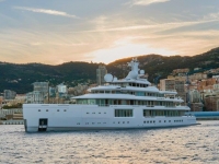 Benetti Luminosity Giga Yacht: el yate híbrido más largo del mundo navega el Mediterráneo.