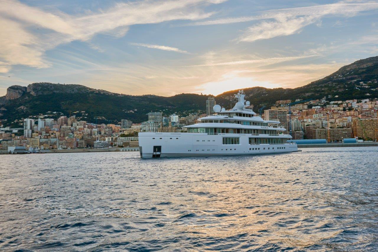 imagen 3 de Benetti Luminosity Giga Yacht: el yate híbrido más largo del mundo navega el Mediterráneo.