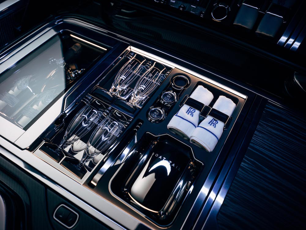 imagen 11 de Rolls Royce Boat Tail, el coche más caro del mundo marida con champagne.