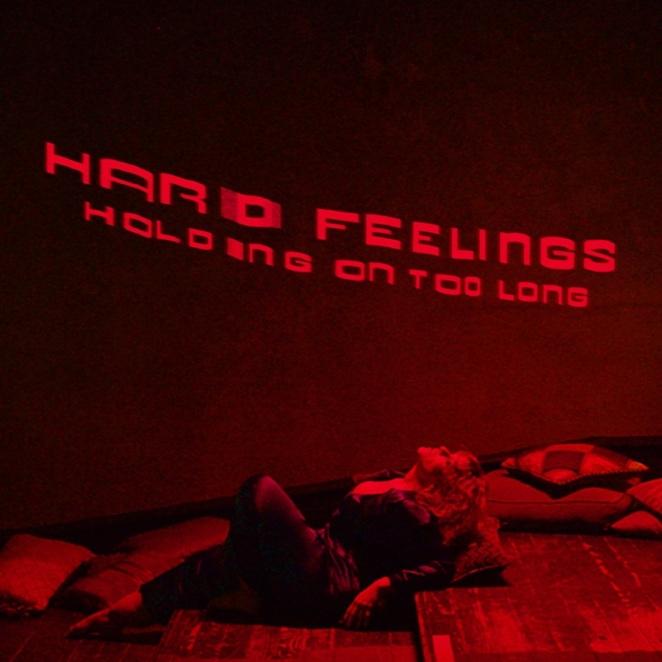 imagen 1 de El dúo Hard Feelings comparte el contundente vídeo de su single de debut.