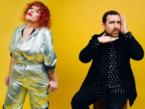 El dúo Hard Feelings comparte el contundente vídeo de su single de debut.